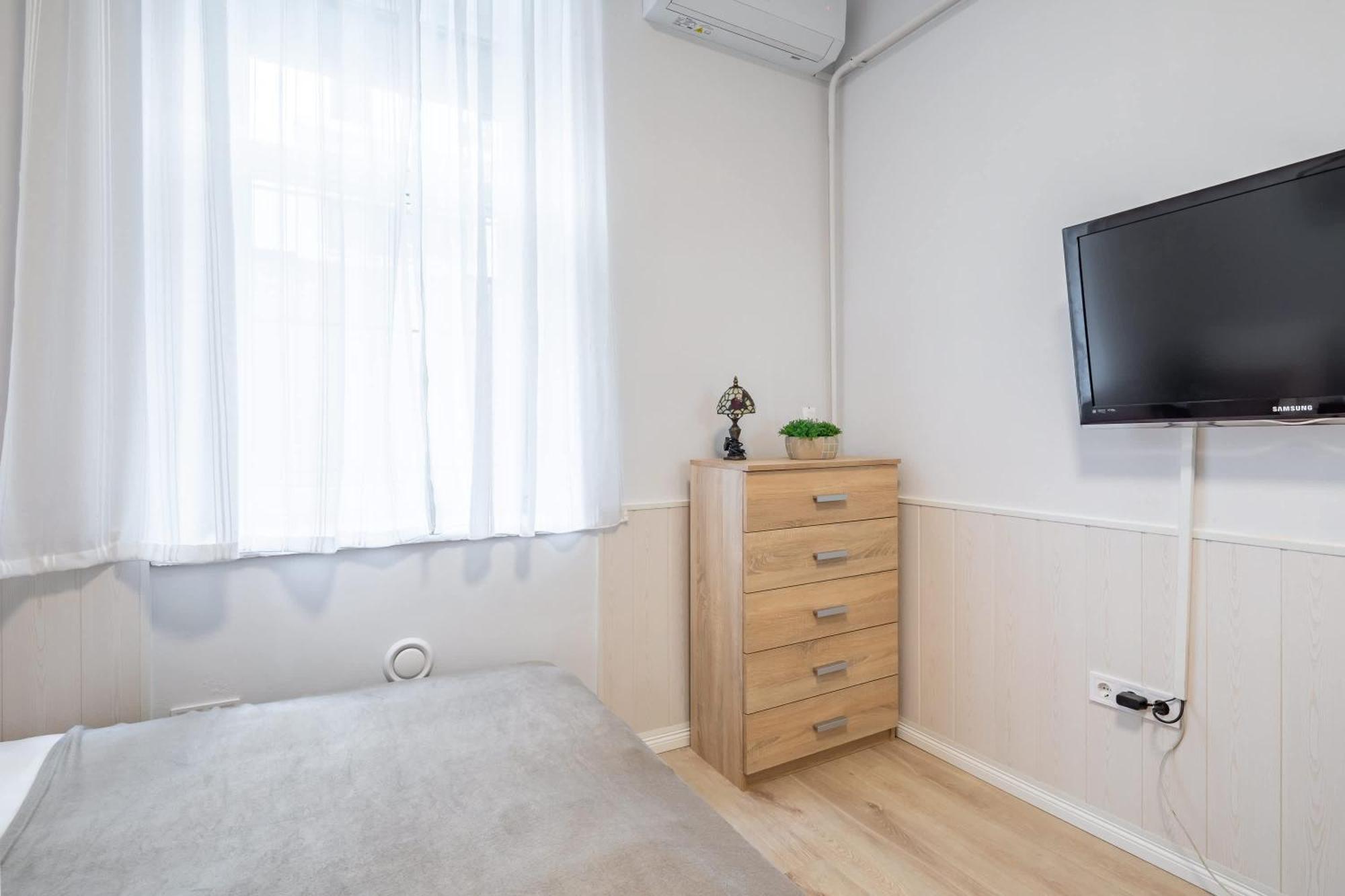 Easy Access - - Cozy Apartment