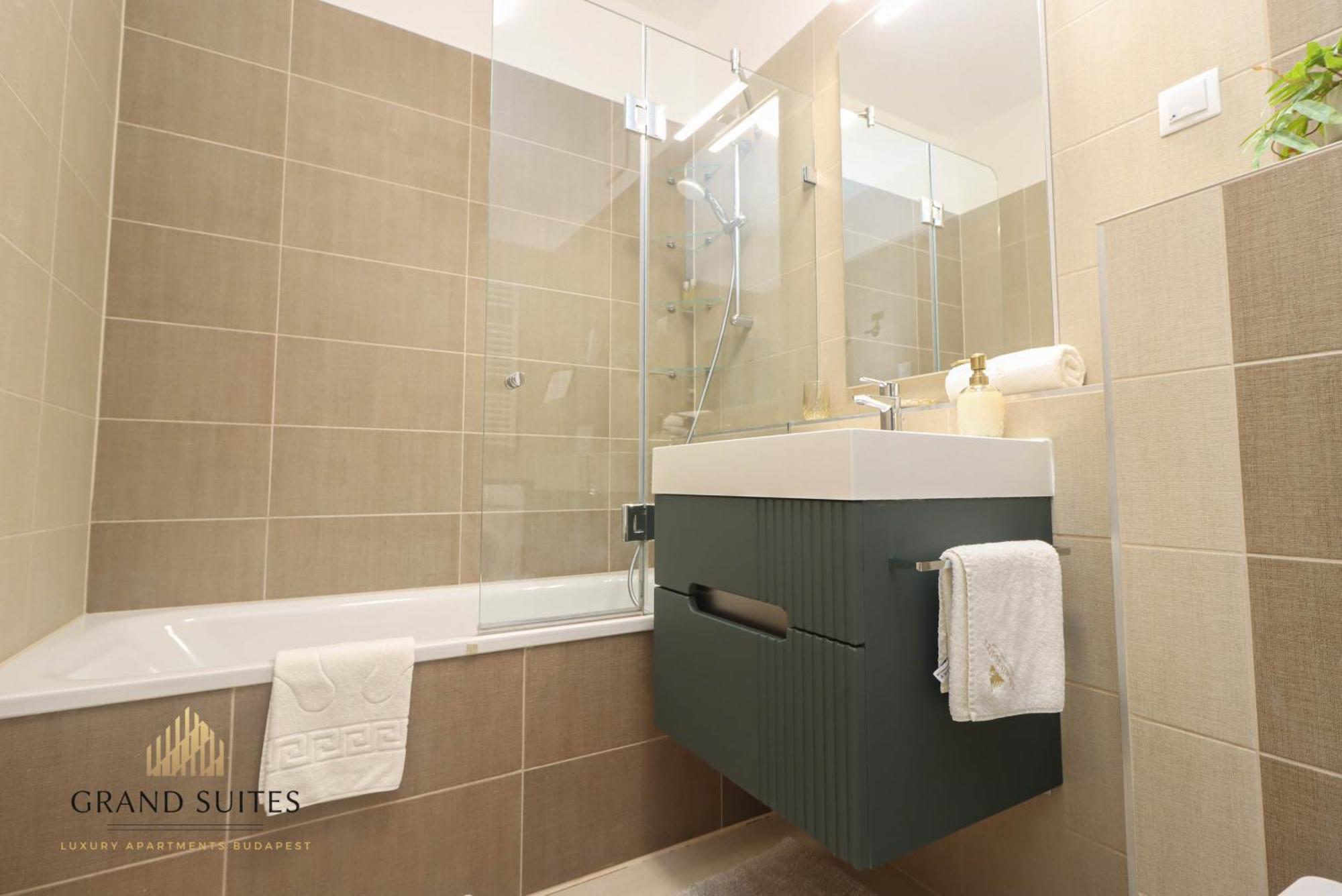 Grand Corvin Apartament
