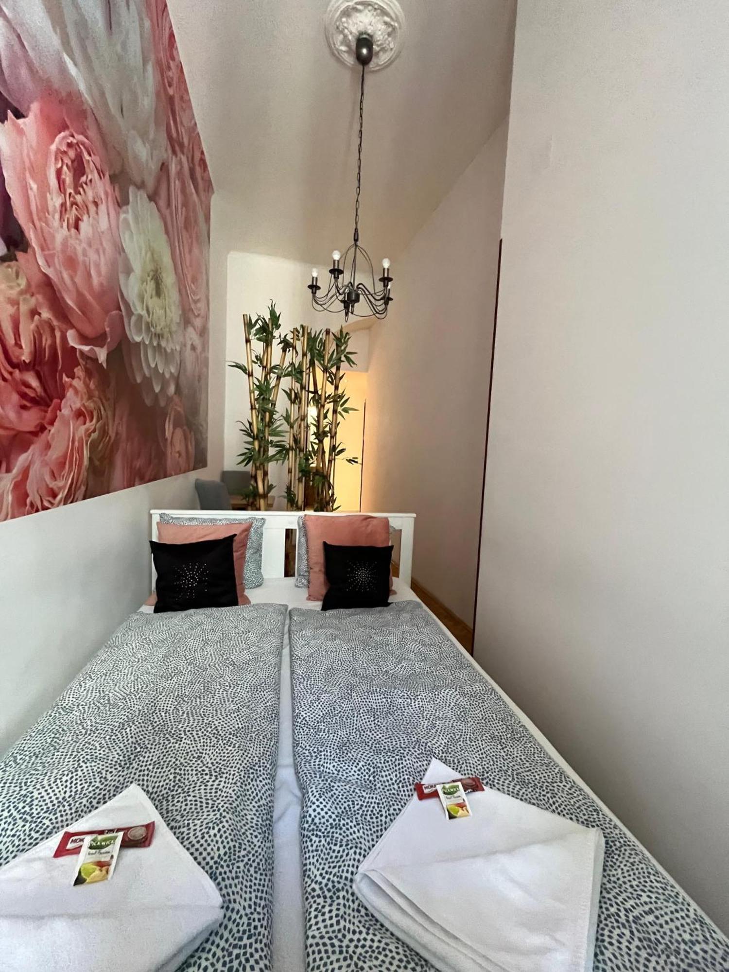 Lägenhet Spring Roses Downtown Boutique On The Famous Vaci Fashion Street Free Coffee, Tee Budapest