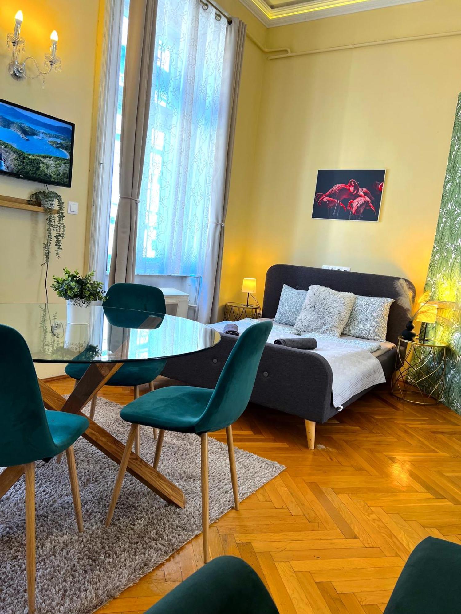 N38 By Small Apartment