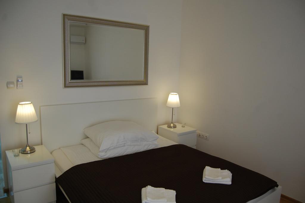 Downtown With Balcony & Optional Garage & Restaurant In The Building Apartament *