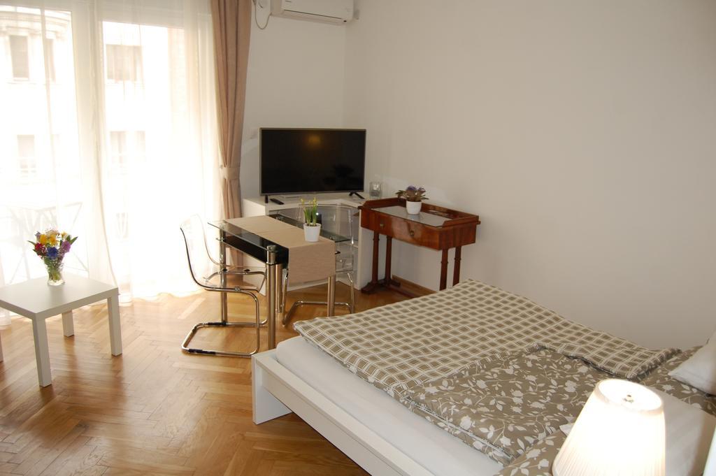 Downtown With Balcony & Optional Garage & Restaurant In The Building Apartament Budapeszt
