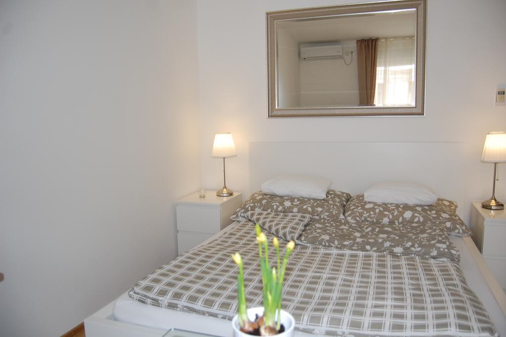 Downtown With Balcony & Optional Garage & Restaurant In The Building Apartament