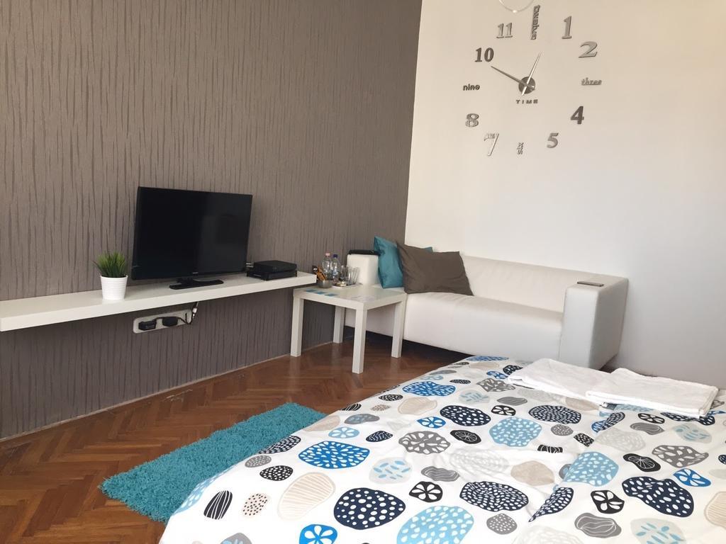 Rona Apartman *