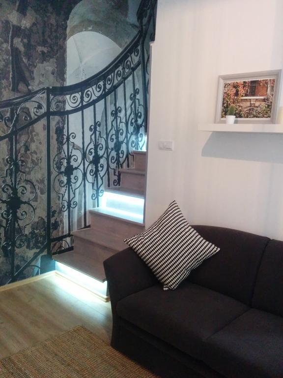 Romeo'S Apartment *