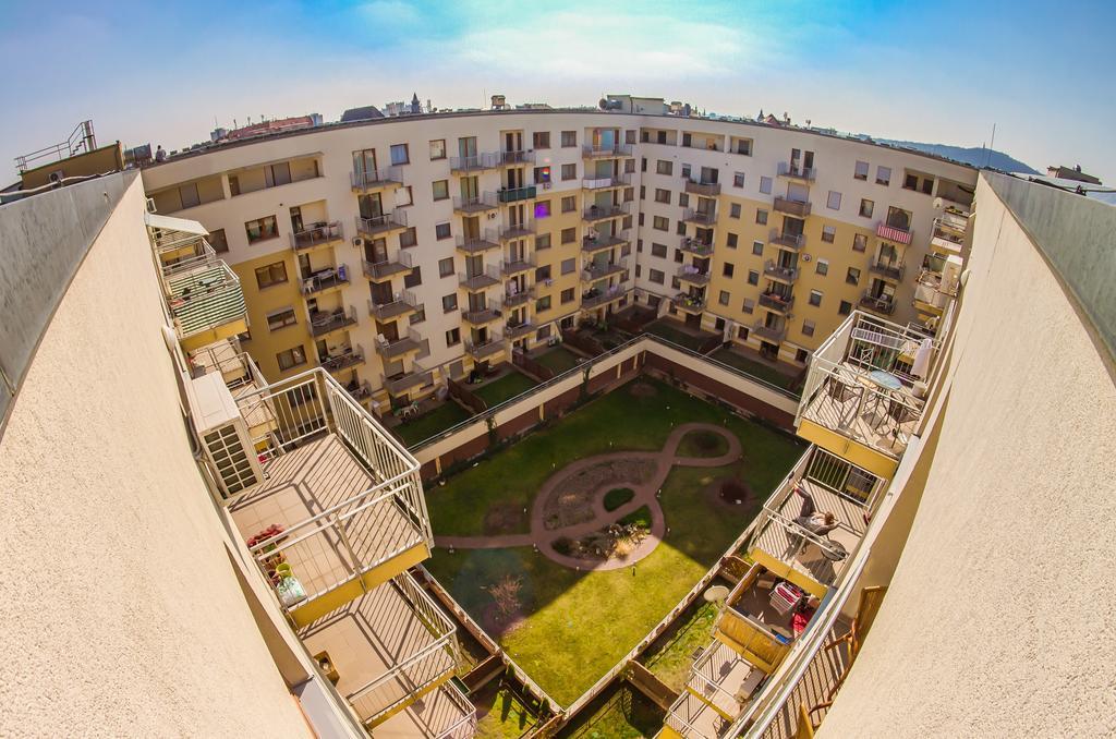 Dnd, Kun Apartments, Keleti Railway Station