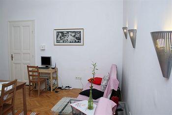 Alkotmany Street Hotel *