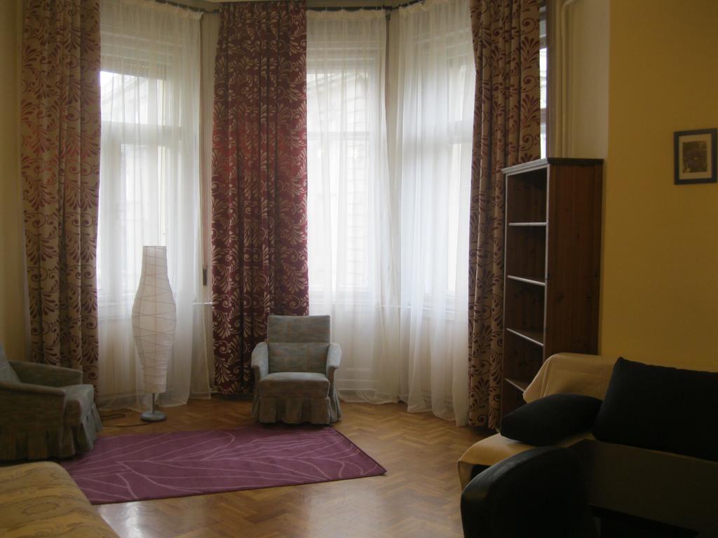 Apartment Classical In Downtown Budapest