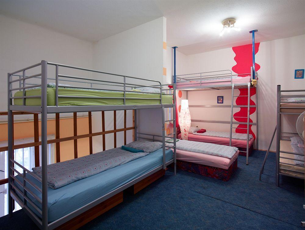 Hostel Happy