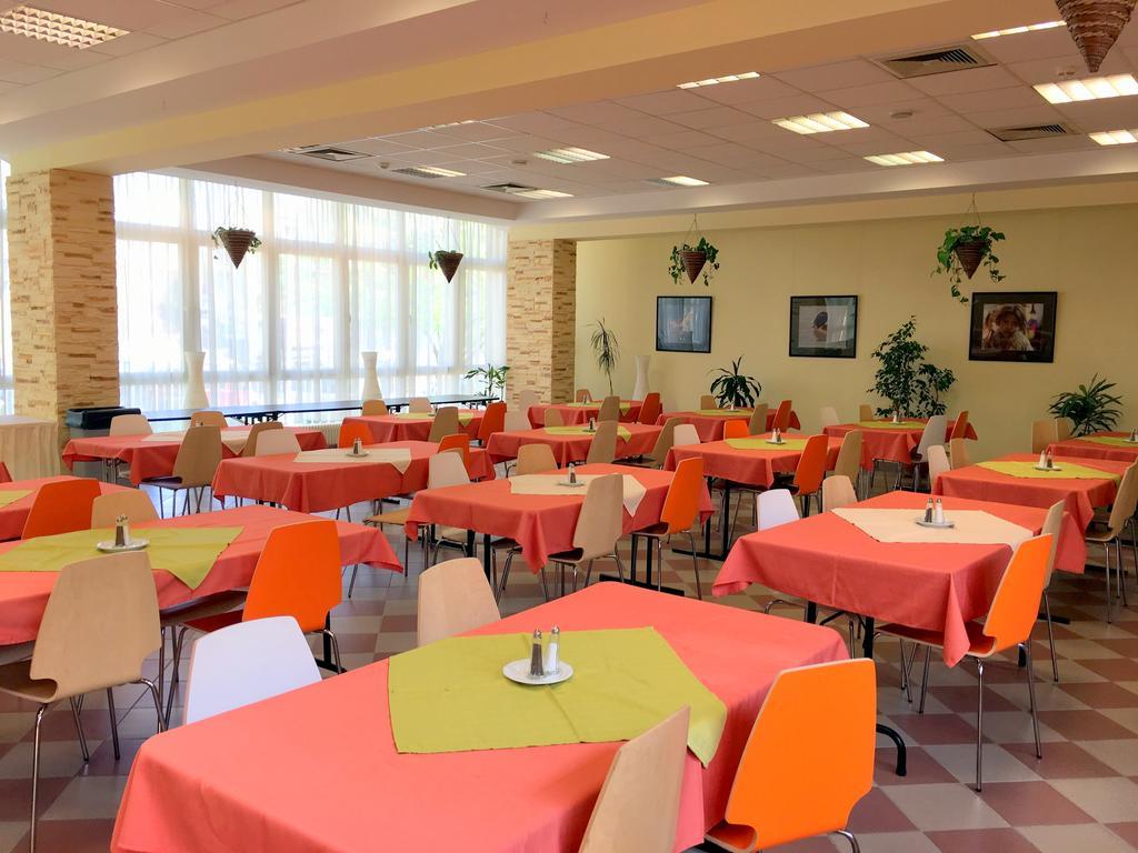 Hotel Ceu Konferencia Koezpont