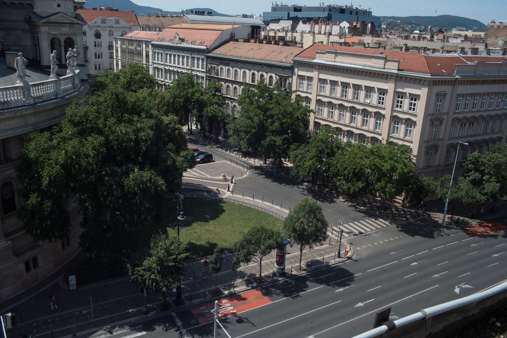 Helena With View On St. Stephan's Basilica