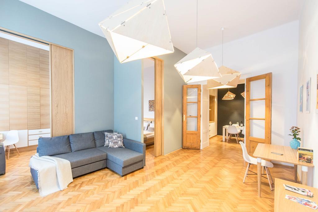 Oasis Paulay Ede Street *