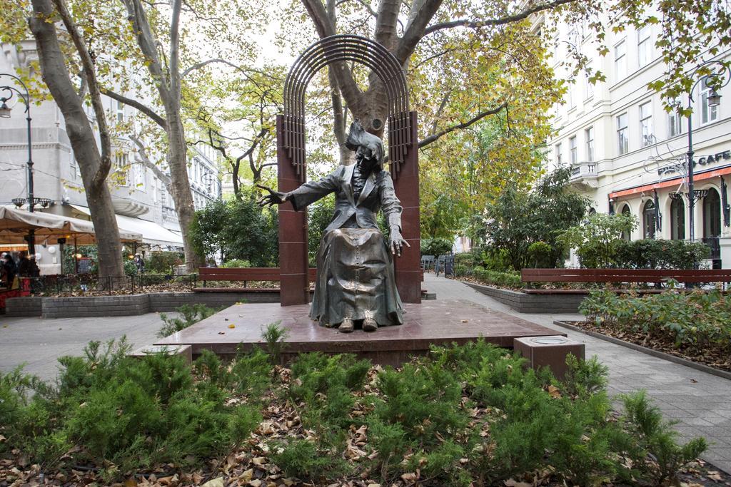 Charlotte Close To Opera Budapest