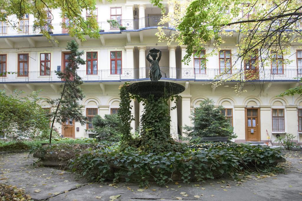 Charlotte Close To Opera * Budapest