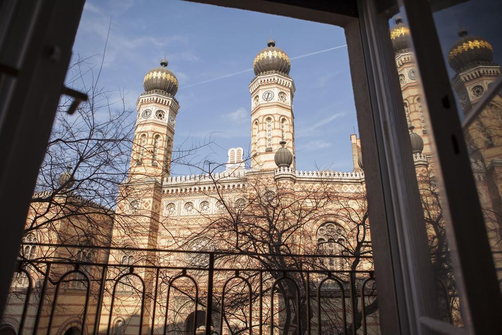 Synagogue View * Budapest