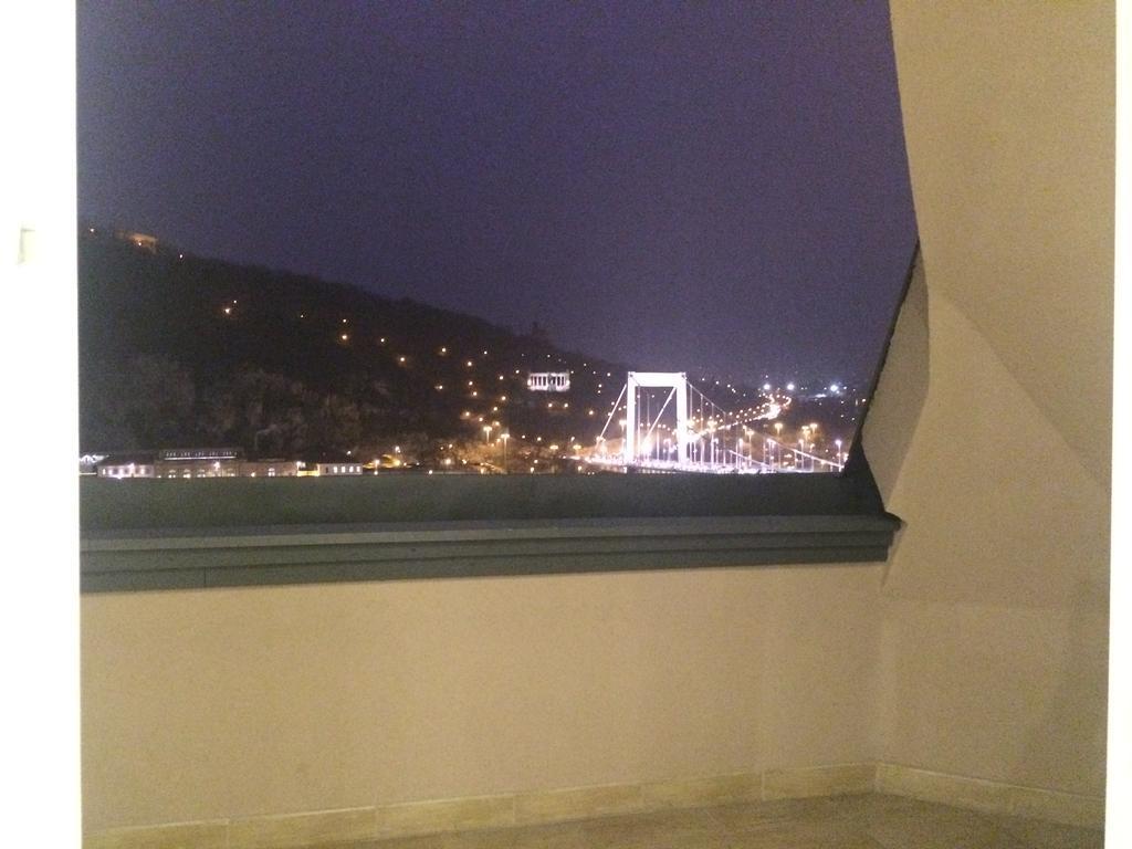 Riverside Flat With King Castle View