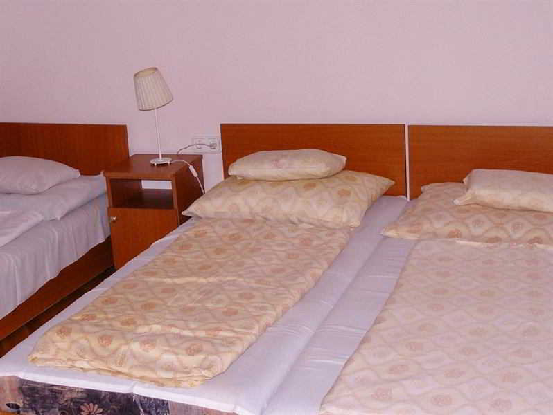 Fehar Pava Restaurant And Hotel Budapest