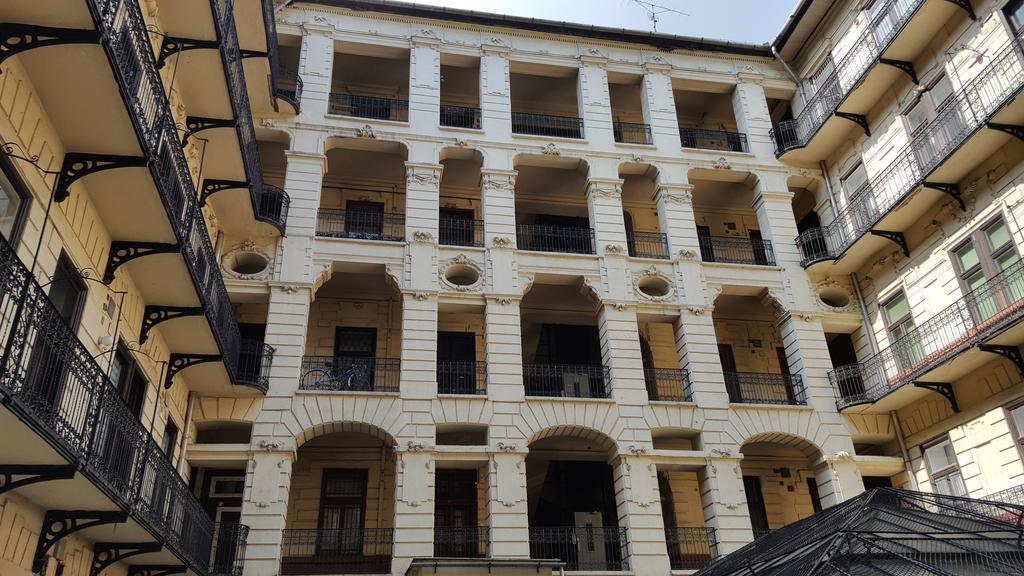 Premier * Budapest