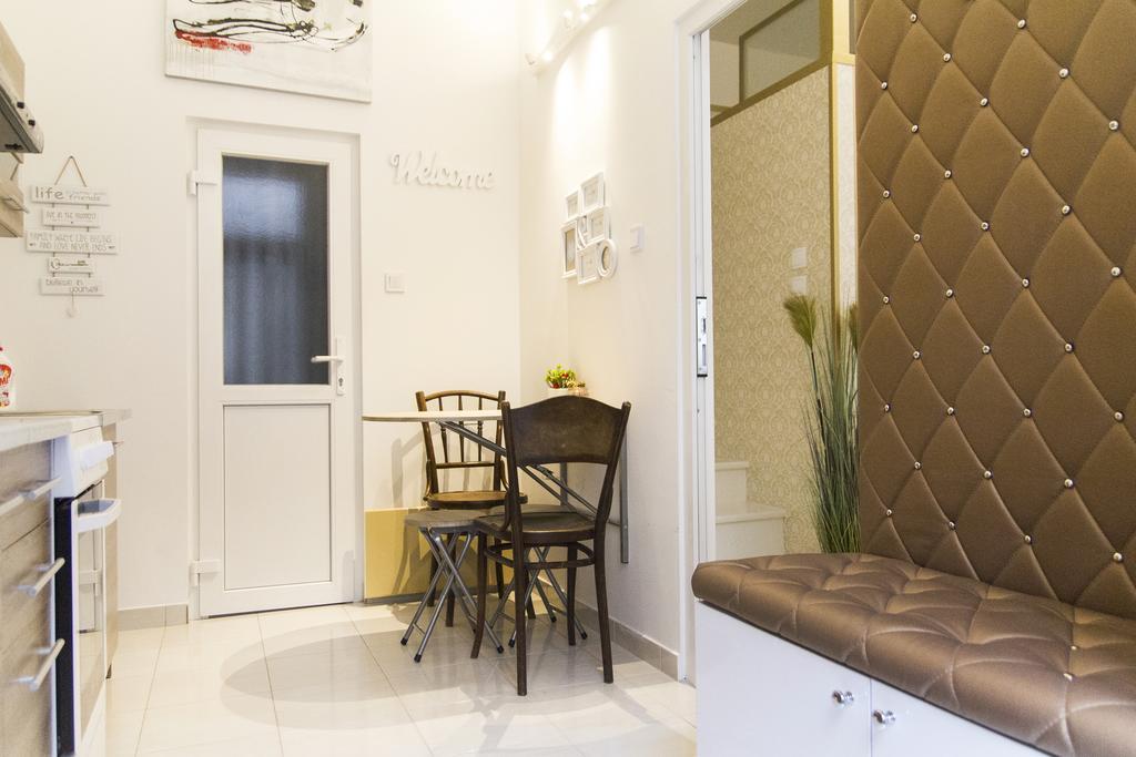 Ava's Champagne Center-andrash Street King Street *