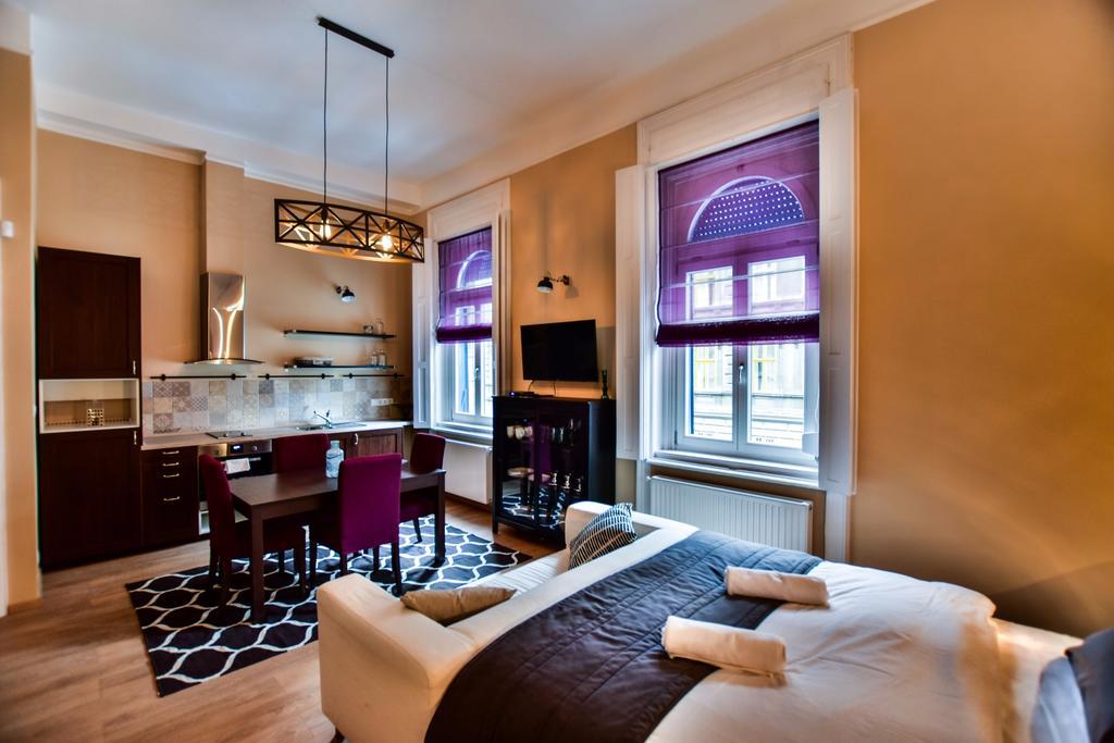 Central Studio Flats With Great Location