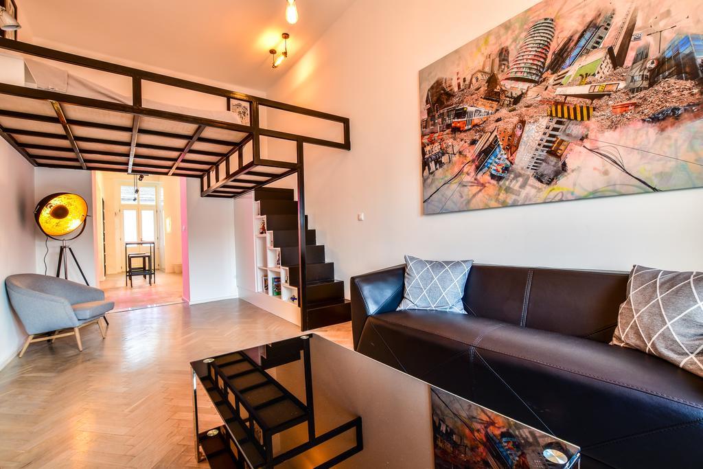 K89: Designer Studio Apartment *