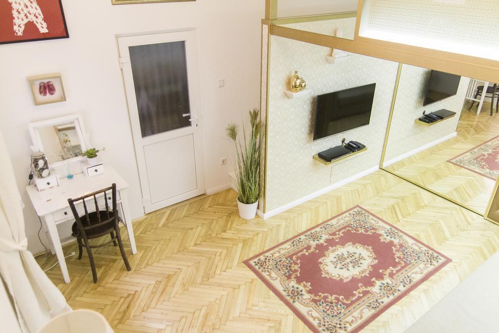 Ava's Champagne Studio