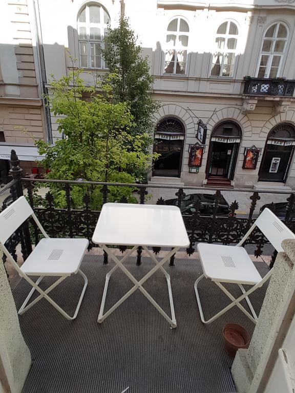 Oktober 6 Street With Balcony Appartamento *
