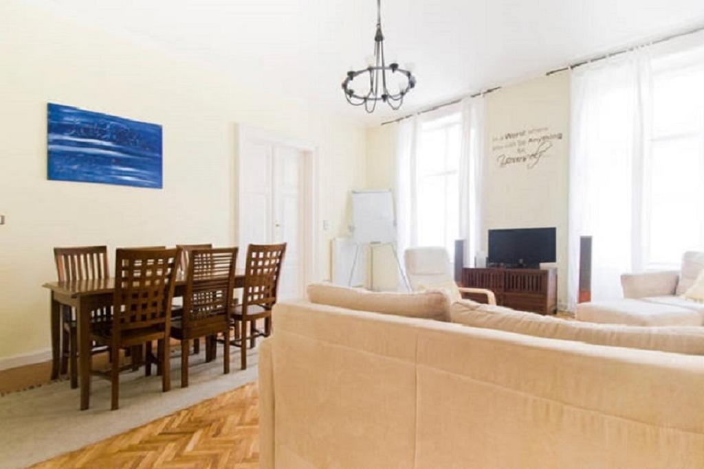 Classy Danube Apartament *