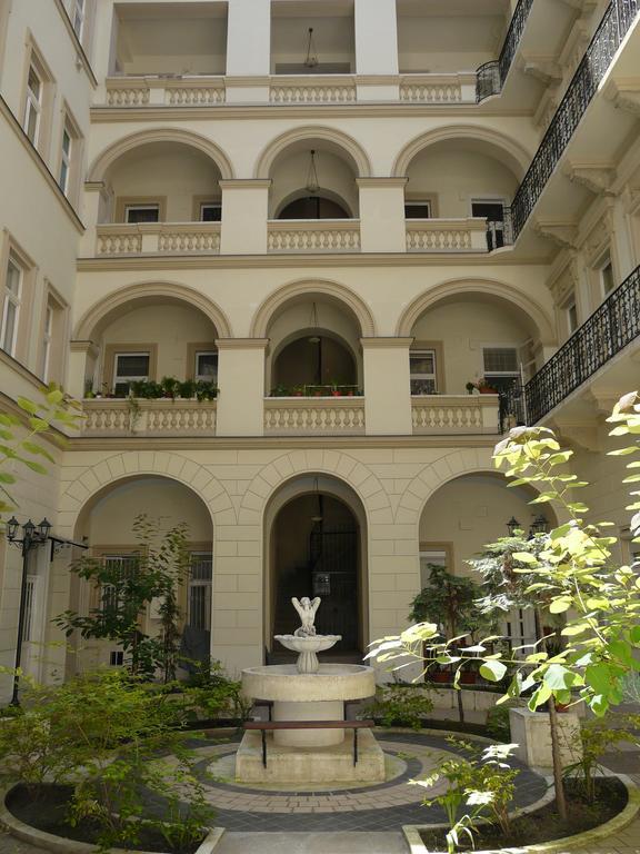 Westend & Courtyard