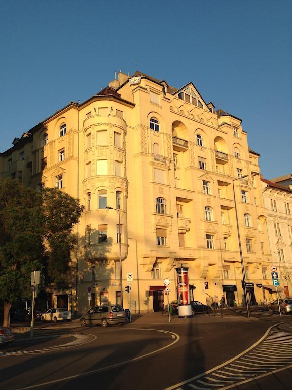 Elizabeth Apartment *