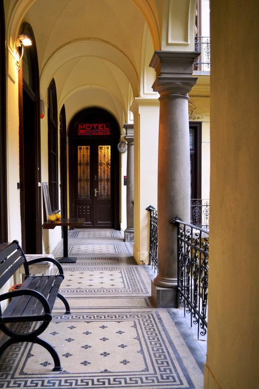 California Hostel