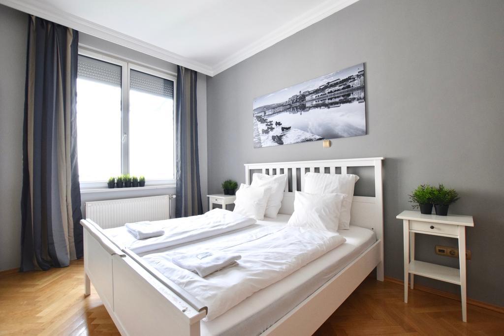 Standerd By Hi5 - Lovag Family Budapest