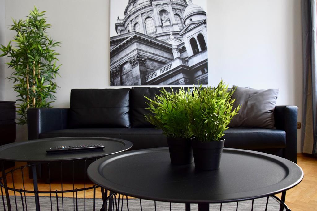 Standerd By Hi5 - Lovag Family Budapest