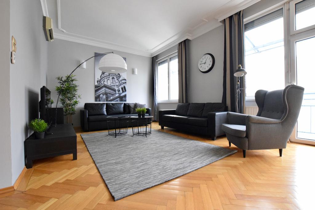 Standerd By Hi5 - Lovag Family Budapest