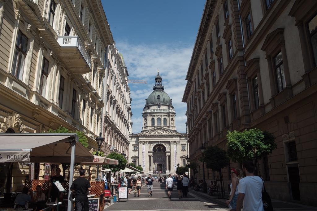 Ariel Close To St. Stephen Basilica Apartament