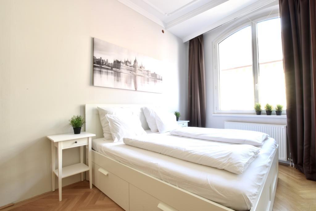 Standerd By Hi5 - Lovag Family * Budapest