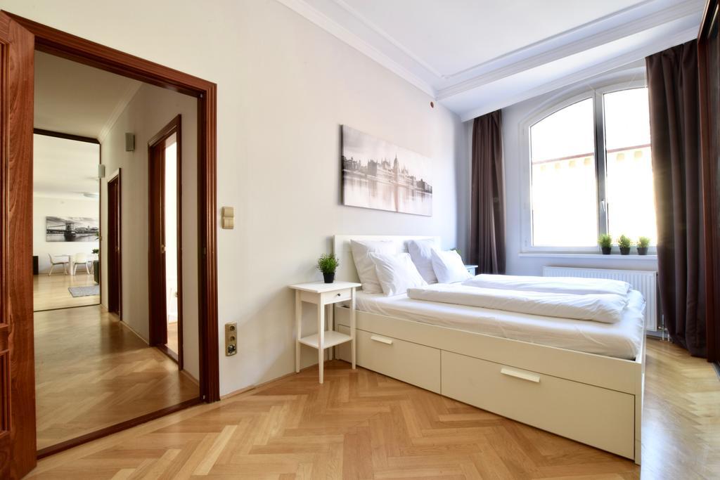 Standerd By Hi5 - Lovag Family Lejlighed Budapest