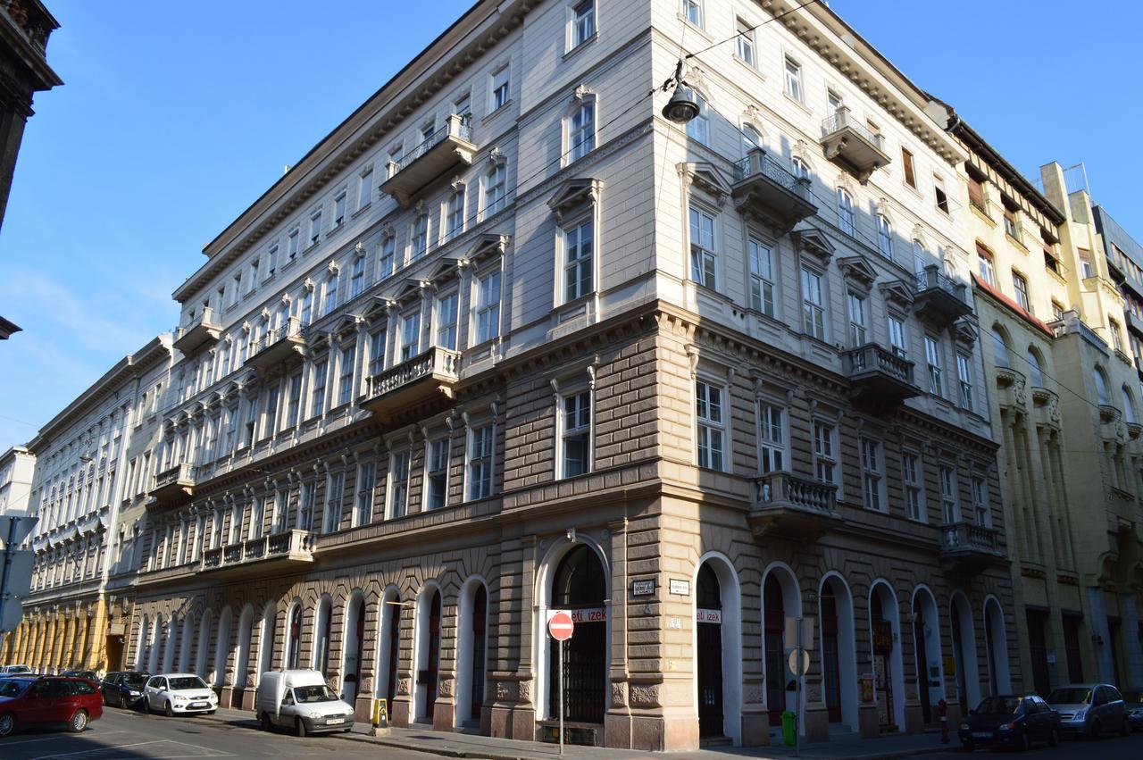 Akademia * Budapest