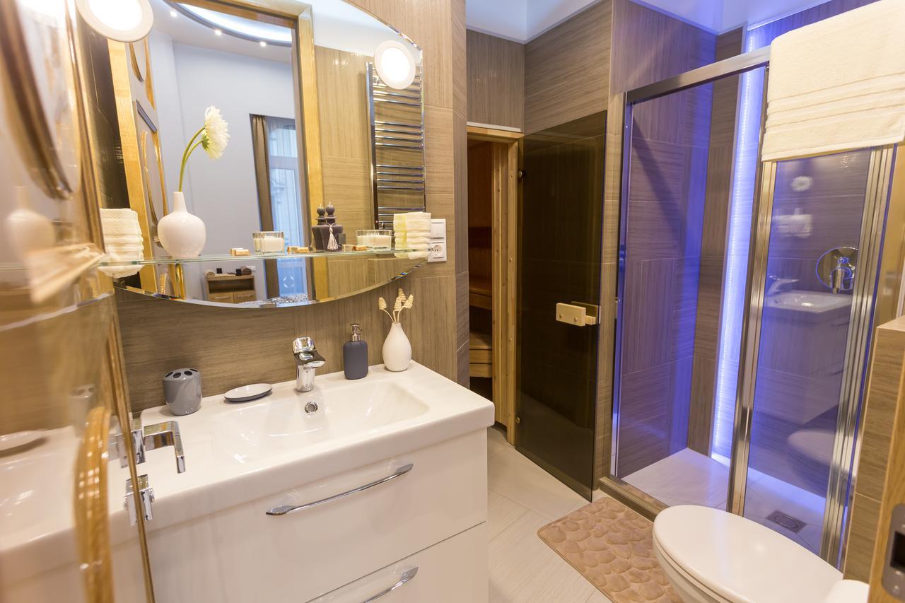Famousali10 Luxury