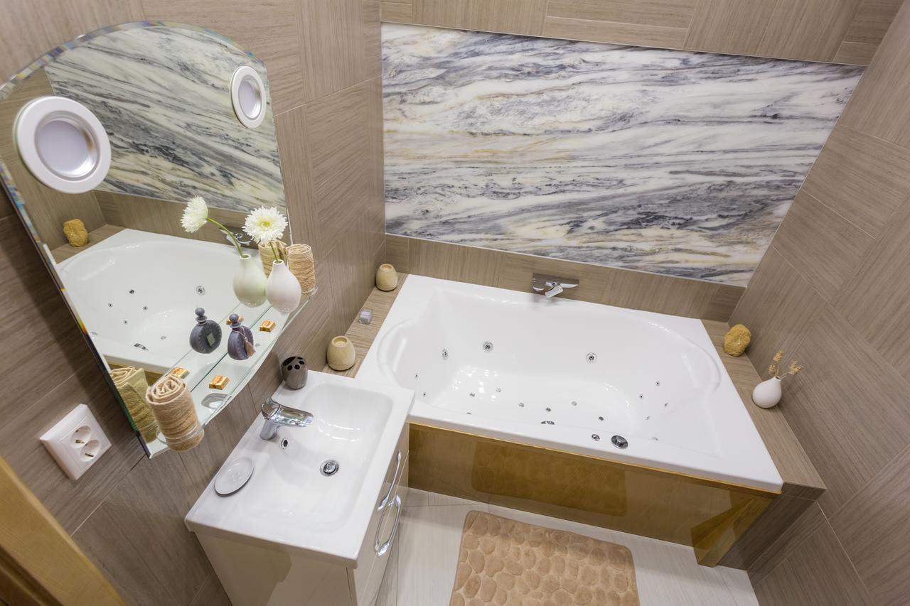 Famousali10 Luxury