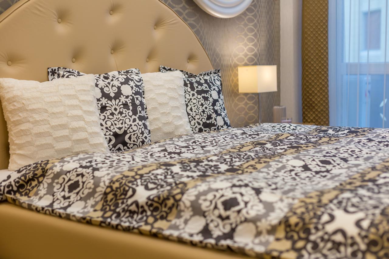 Famousali10 Luxury *