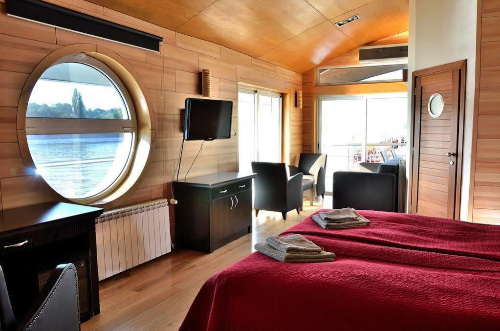Vogue Boat