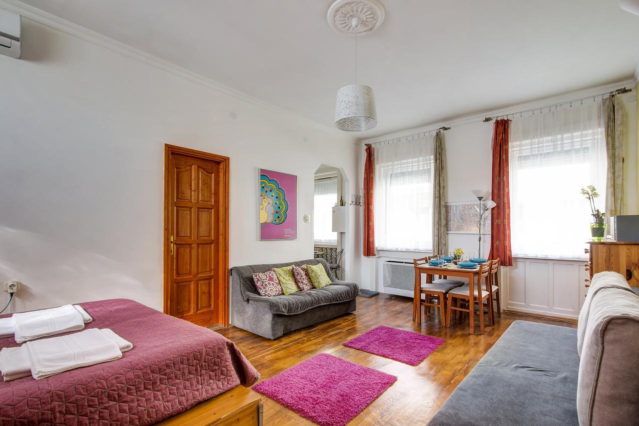 Near The Heroes Square Apartman *
