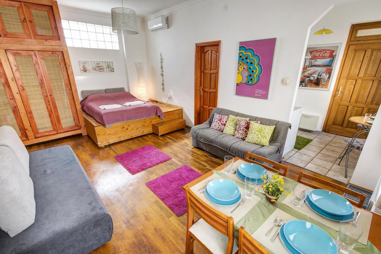 Near The Heroes Square Apartman