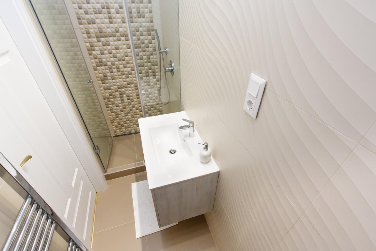 Jenny Luxury Two Bedrooms Apartment. Budapest