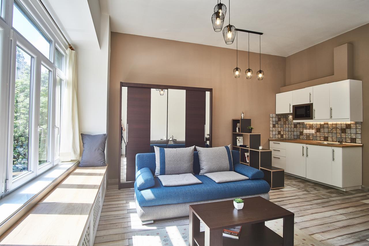 Apartment Singer | *