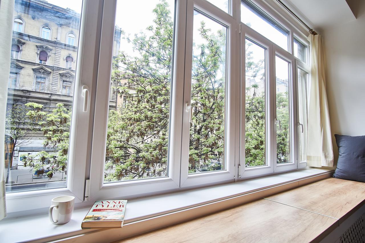 Singer | Apartment Budapest