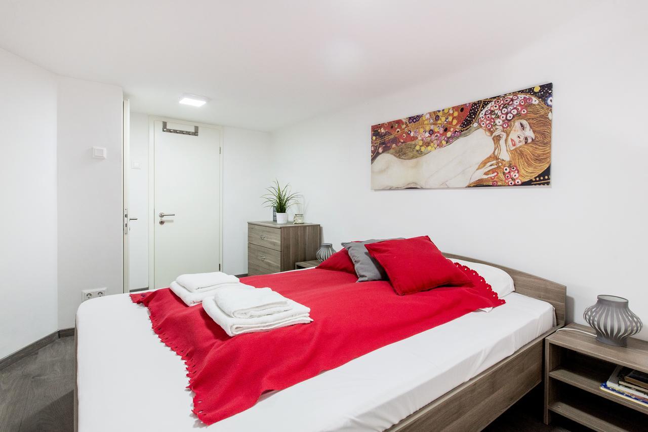E-52 In Center Apartment *