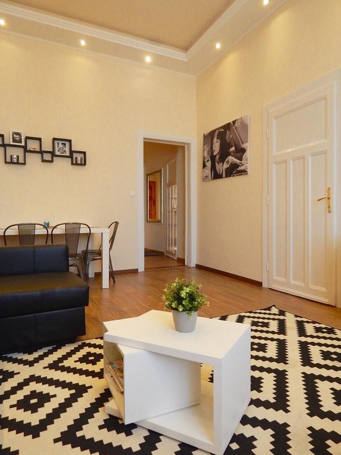 Hello Downtown - Broadway Budapest