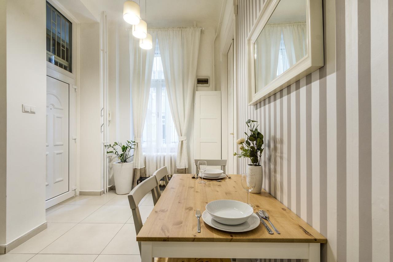 Fashion Street Luxury Apartment